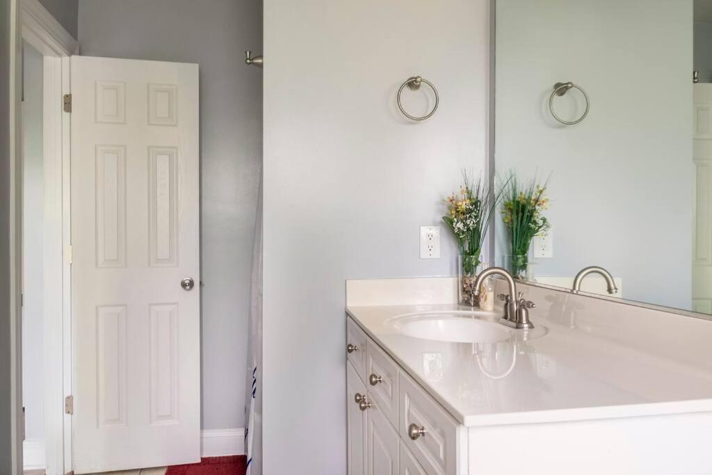 Private Room Balcony And Bathroom In Charleston Exterior foto